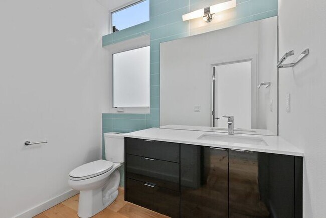 Building Photo - Fresh, Air-Conditioned Standalone Townhome in Coveted Lincoln Park
