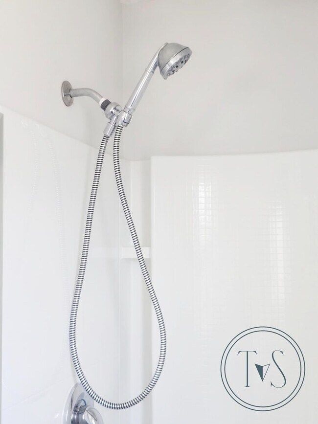 Building Photo - FALL MOVE-IN SPECIAL: $1000 OFF 1st MONTH'...