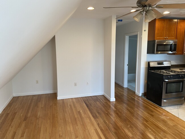 Building Photo - 69 Boston St