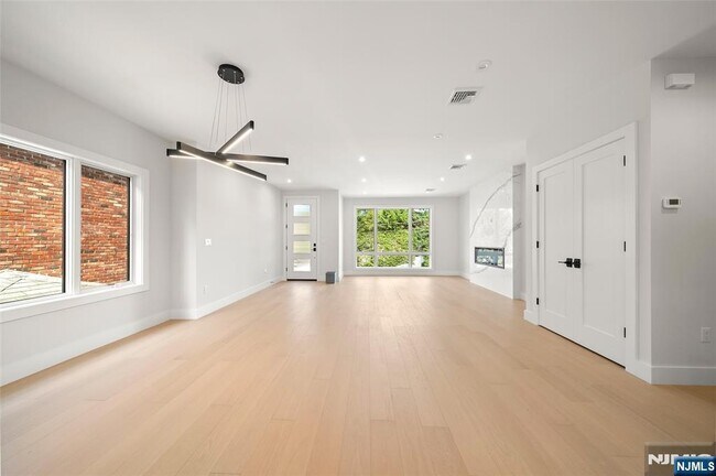 Building Photo - 450 N 10th St
