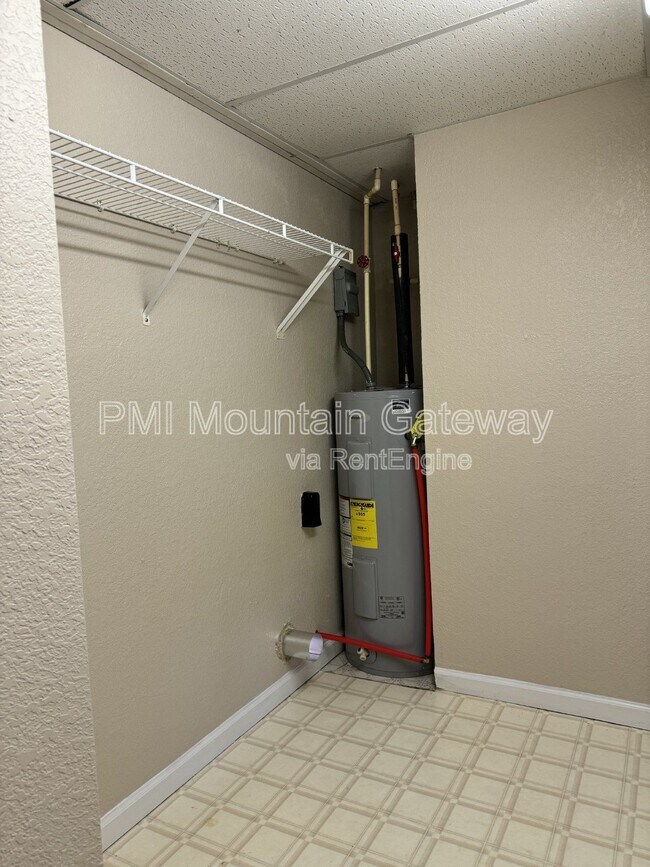 Building Photo - 131 Primrose Dr