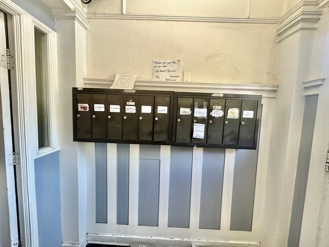 Building Photo - Charming Historic Condo in the Heart of Up...