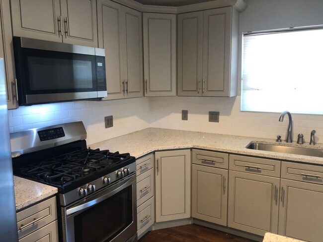 Building Photo - Beautiful Home next to Paddock Lake (3BR/1.5BA)