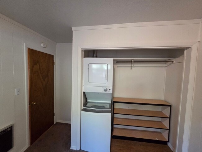 Building Photo - 2 Bed 1 Bath on Diamond Lake Secondary Lot