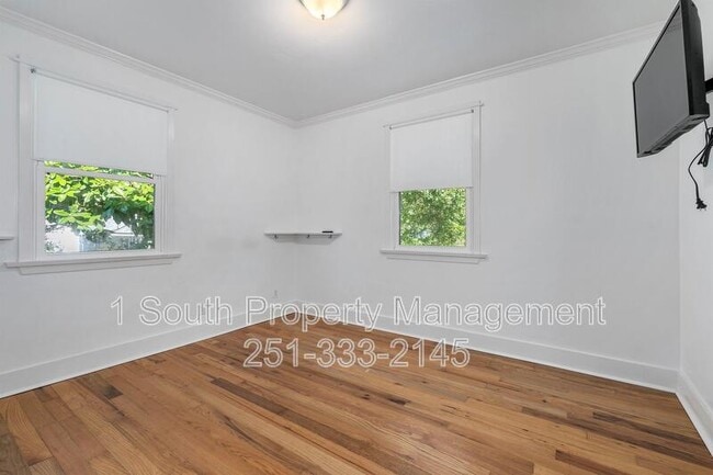 Building Photo - 5259 Border Dr S