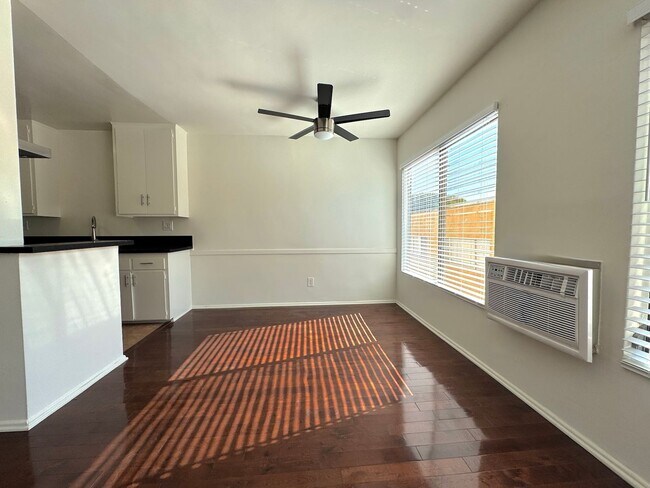 Building Photo - Spacious Top Floor 1 Bedroom in West Hollywood!