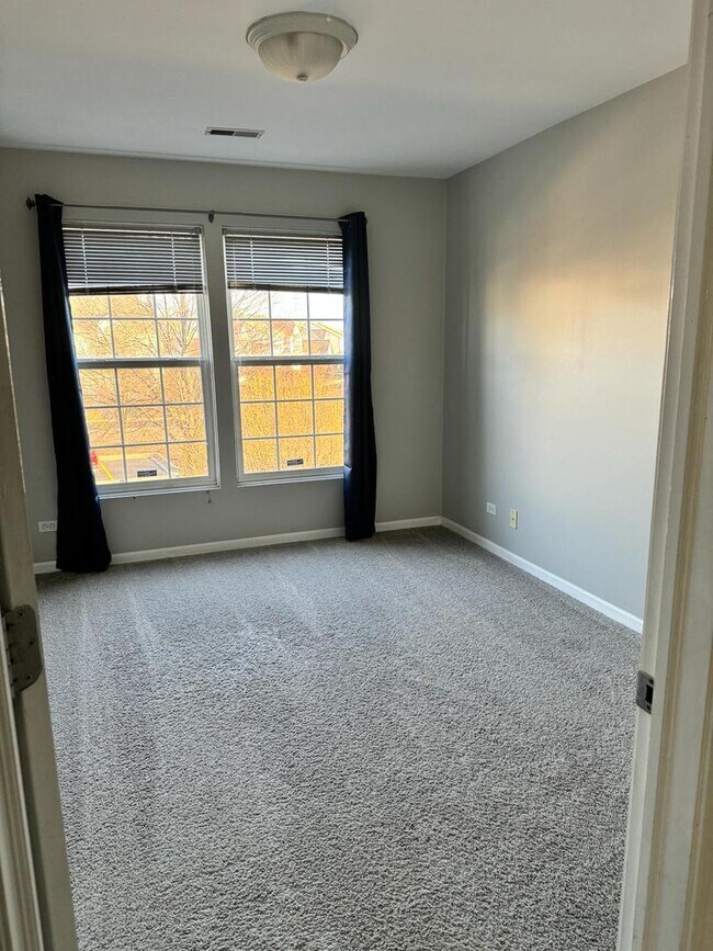 Building Photo - 3292 Bromley Ln