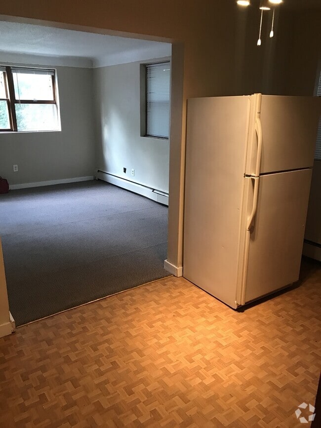 Building Photo - One bedroom Maplewood off Stillwater