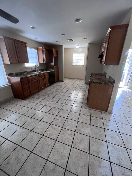 Building Photo - 2427 Wescott Ave