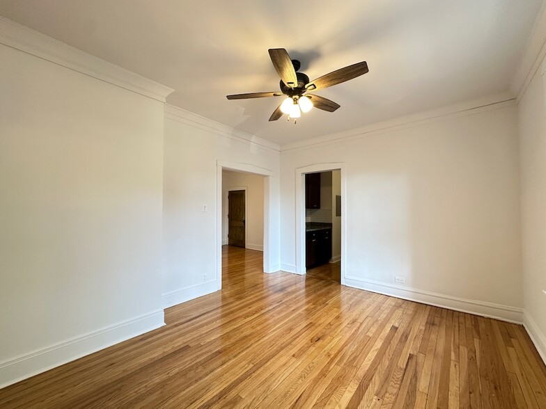 Building Photo - 2311 W Wilson Ave