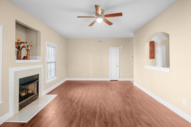 Building Photo - Charming 3 bed 2.5 bath Home in Huntersville!