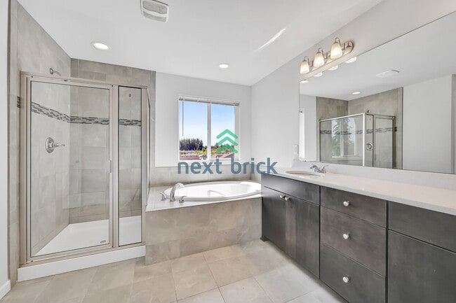 Building Photo - Spacious 5 bedrooms and 3 bathrooms Cul-de...