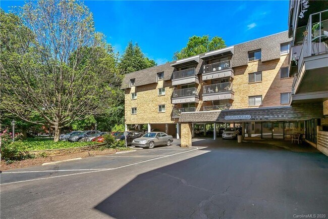Building Photo - 1323 Queens Rd