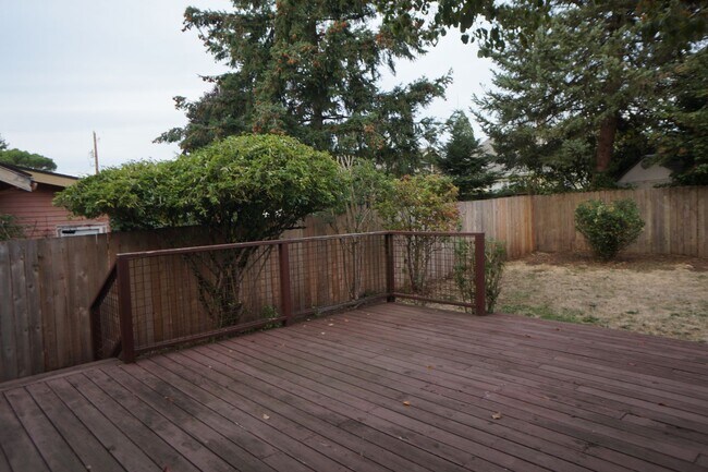 Building Photo - N.E Rose City Bungalow Pet Friendly