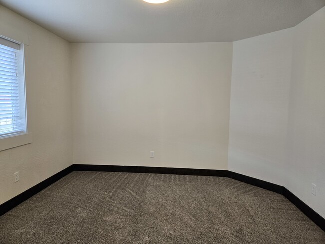 Building Photo - Pet friendly, Spacious apartment with Wash...