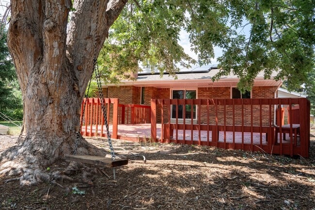 Building Photo - Spacious 6 bedroom home with 3 non conform...