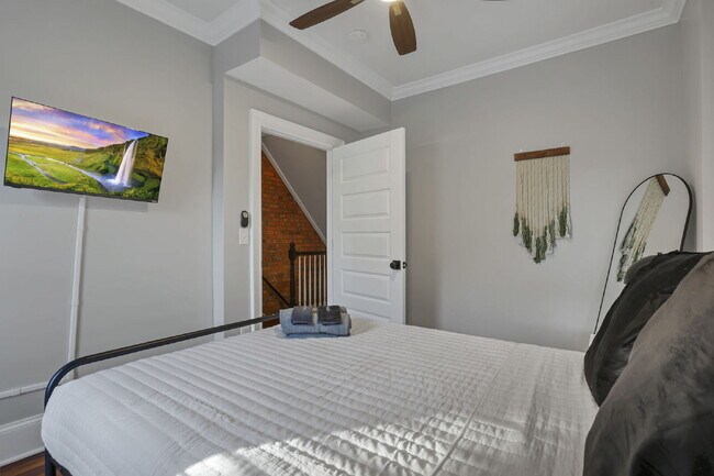 Building Photo - Stunning Restored 4BR Home Steps from Goodale Park & the Short North