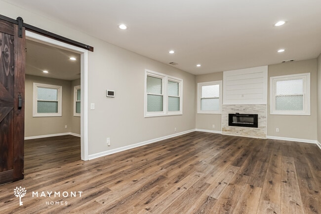 Building Photo - 905 King Dr SE