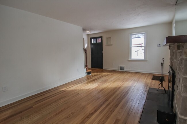 Building Photo - RENOVATED & READY FOR MOVE IN! COZY 2 BEDR...