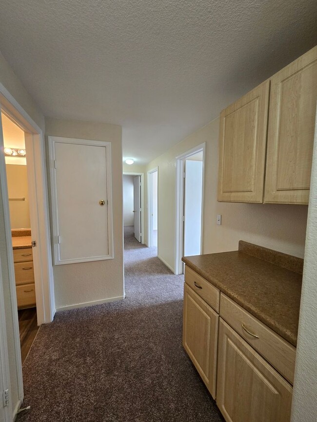 Building Photo - A Charming 3 Bedroom upstairs unit in NW L...