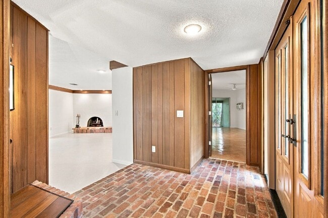 Building Photo - 1257 Fairway Cir S