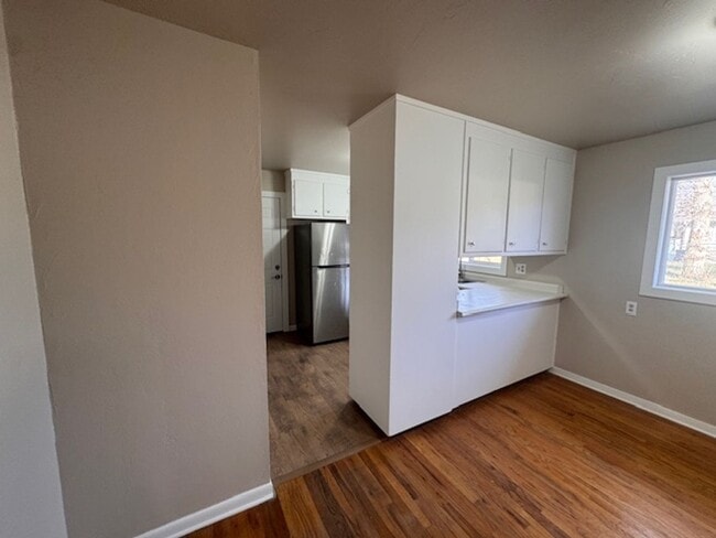 Building Photo - Super Clean 3BR with Hardwood, Large Closets & Garage