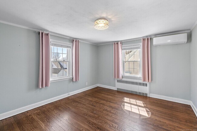 Building Photo - 10 Greenacres Ave