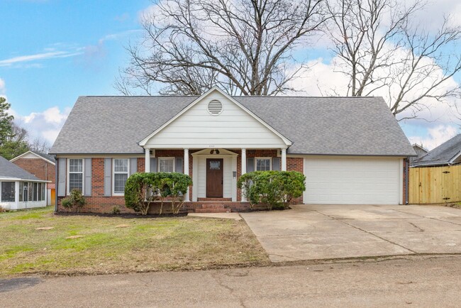 Primary Photo - 5 bedroom 3 bath in Covington recently ren...