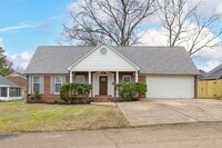 Building Photo - 5 bedroom 3 bath in Covington recently renovated just off the town square