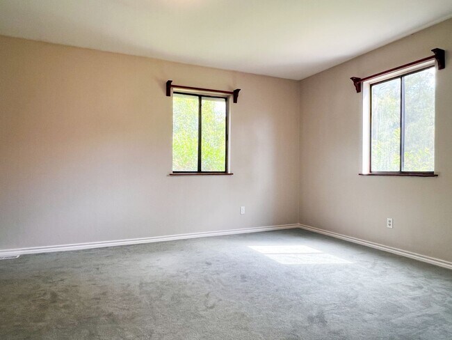 Building Photo - 1055 River St