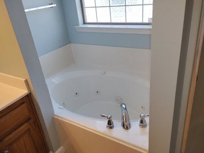 Building Photo - 3 Bedroom 2 Bathroom