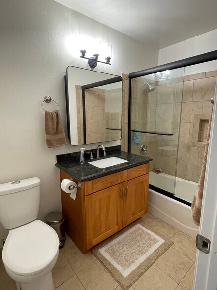 Family Bathroom - 14181 Goldenwest St