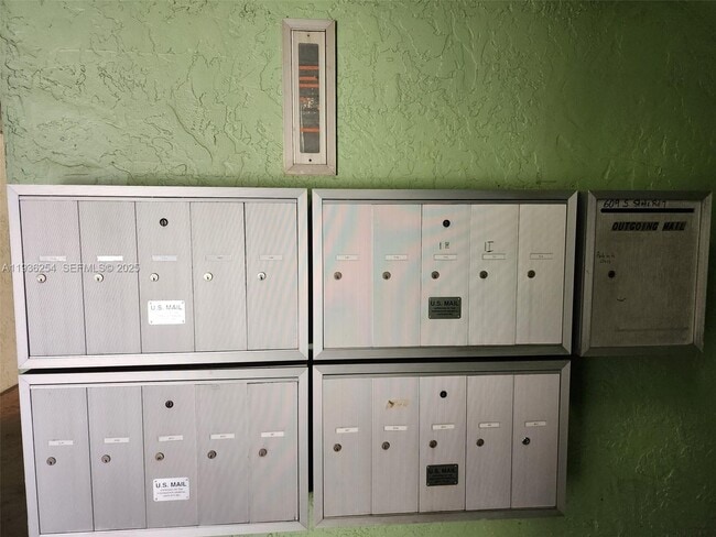 Building Photo - 609 S State Rd 7