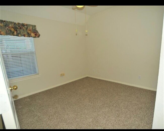 Building Photo - 1030 Walnut Pointe