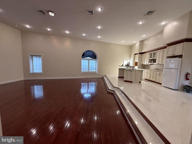 Building Photo - 4 N Pearl St