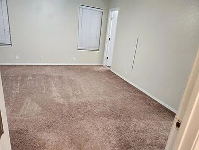 Building Photo - This newly renovated 3 bedroom, 2 bathroom...