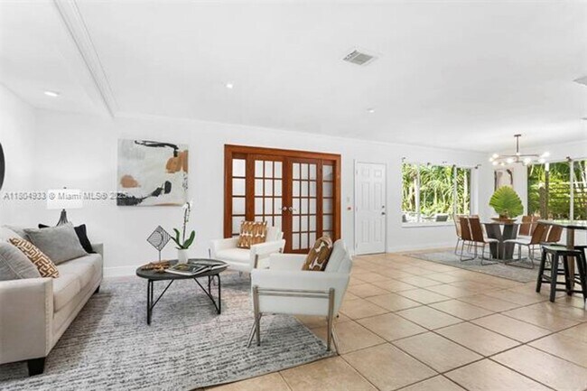 Building Photo - 6140 Pine Tree Dr