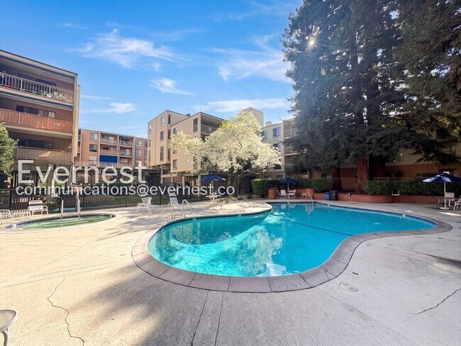 Building Photo - 320 N Civic Dr