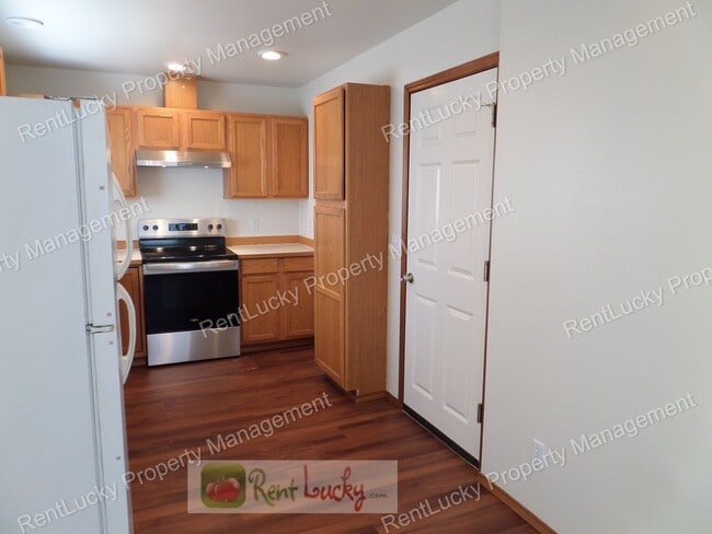 Building Photo - Fabulous 2-Bedroom Duplex w/Attached Garag...