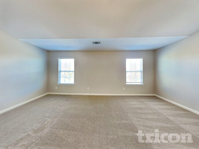 Building Photo - 2831 Village Center Dr