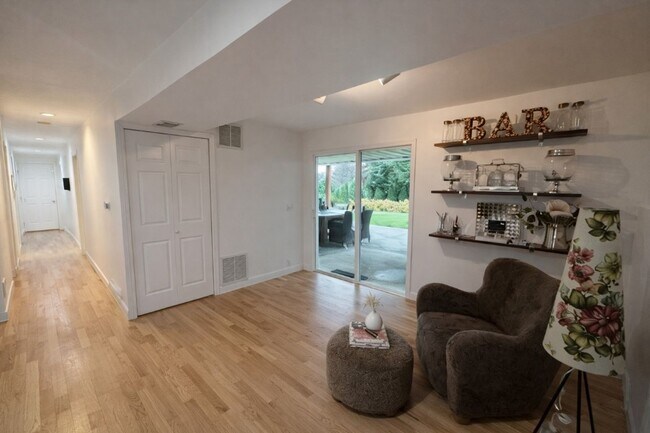 Building Photo - 5Bd/2.25Ba Bellevue House