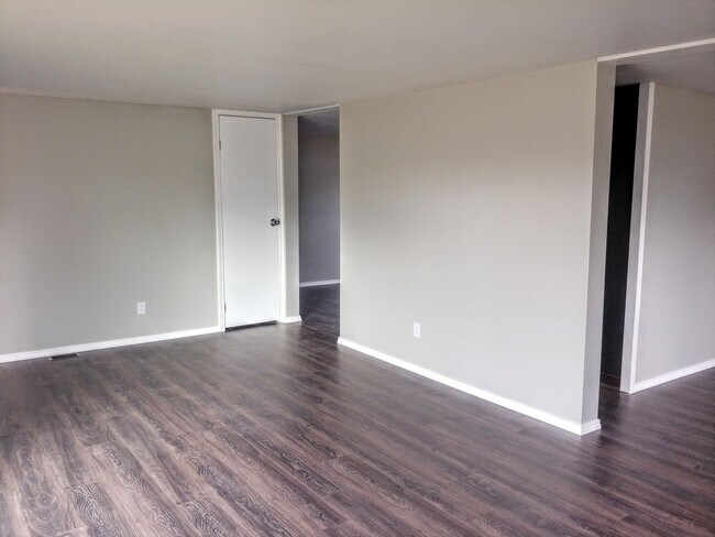 Building Photo - 15892 Sunbeam St