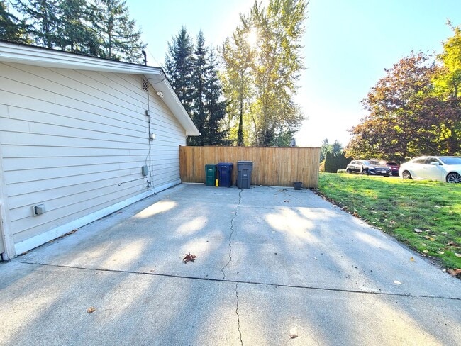 Building Photo - Charming 3Bd/2Ba Kirkland Home with Huge Yard!