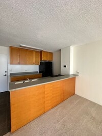 Building Photo - Conveniently Located   2 bedroom 1 bath 1 parking  with Utilities $2500