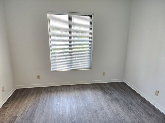 Building Photo - 2 BR 2 BA rental in the gated Pine Ridge c...