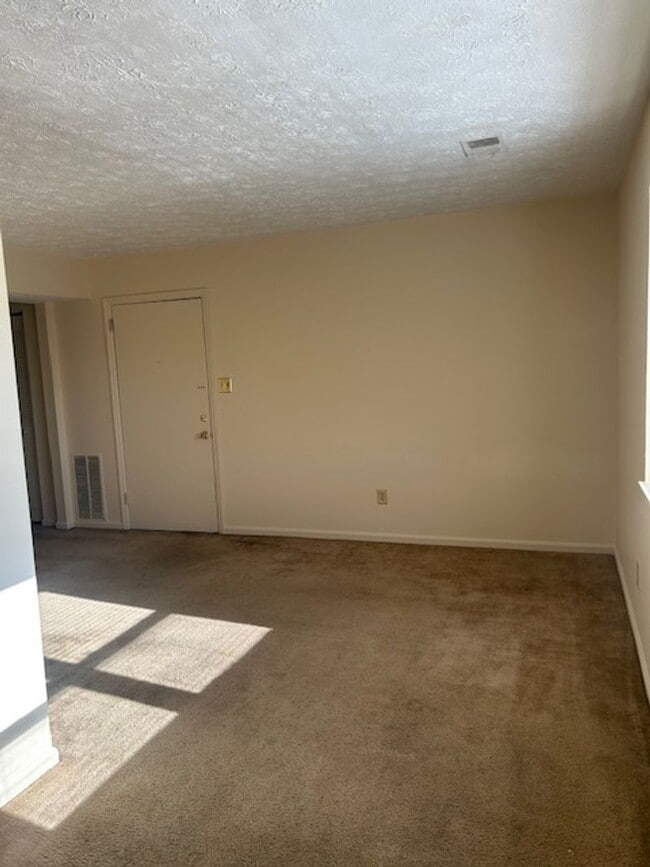 Building Photo - Winburn 2 Bedroom Apartment on 3rd Level  ...