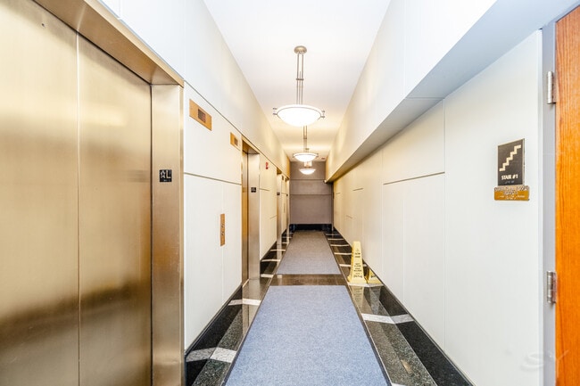 Building Photo - 345 N La Salle Dr