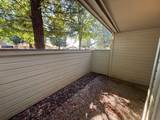 Building Photo - Rosemont Condo - Spacious & Updated 2-Bed, 1-Bath Condo with In-Unit Laundry!