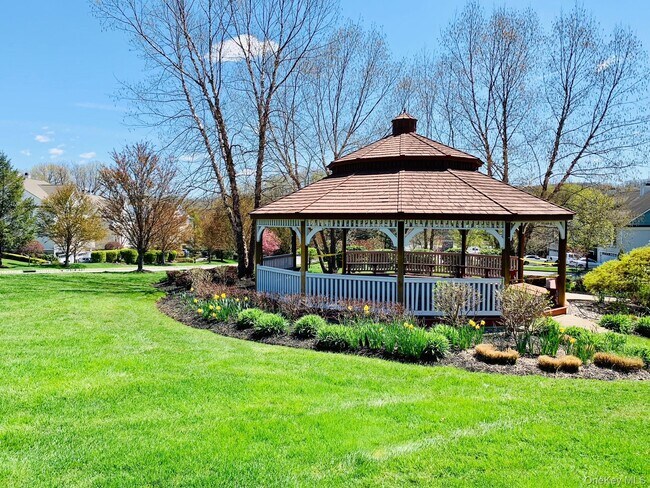 Building Photo - 25 Fairways Dr