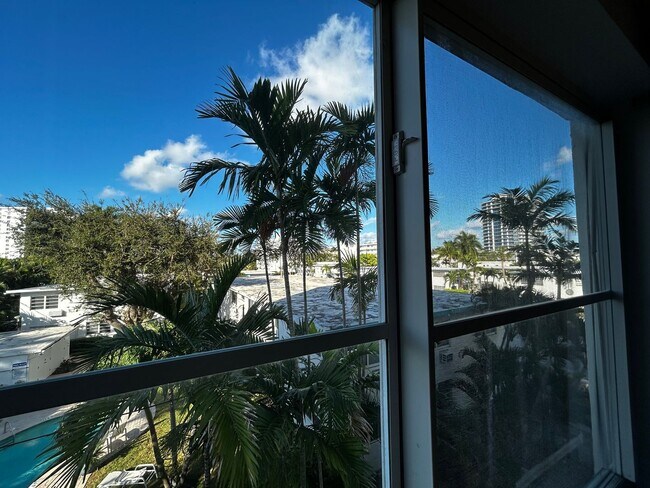 Building Photo - Large Updated 1 Bedroom 1.5 Bath Condo - Steps from Fort Lauderdale Beach!
